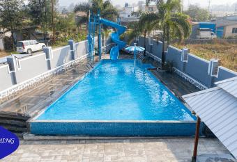 Royal Twin - 12BHK Luxury Villa by Royal Villa s Lonavla has rooms with a private hot tub