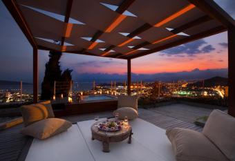The Marmara Bodrum - Adult Only has rooms with a private hot tub