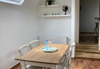 Rustig appartement in het groen met terras allows 18 year olds to book a room