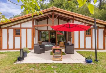 Maison typique landaise has Smoking rooms