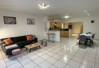 Grand appartement 87m2    10 m  tres de la plage has Balcony rooms