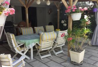 G  te et chambre d h  te Saint Jacques allows 18 year olds to book a room