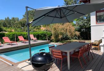 Arcachon -belle Villa avec 5 chambres et Piscine chauff  e privative has Balcony rooms