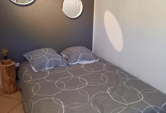 Chambre d h  te ind  pendante pr  s de la jalle allows 18 year olds to book a room