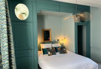 Aux Remparts de Montreuil has Balcony rooms