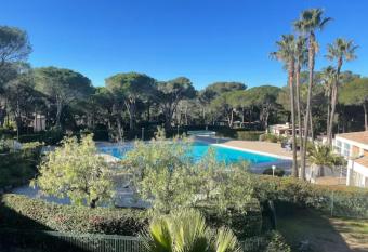 Bel appartement    Saint-Rapha  l avec vue piscine has Balcony rooms