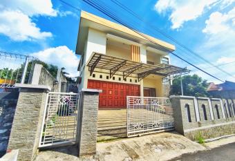 Homestay Semarang ( Sewa 1 Rumah ) has Balcony rooms