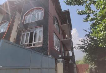 Zorro s Holiday Home has Balcony rooms