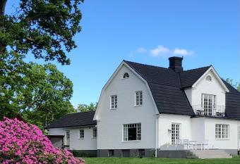 Hjelmsj  hus has Balcony rooms