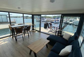 Urlaub auf dem Wasser mit einmaligen Ausblick - WELL Hausboote Boltenhagen 10 has Balcony rooms