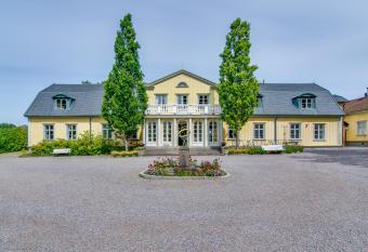 Munkedals Herrg  rd allows 18 year olds to book a room