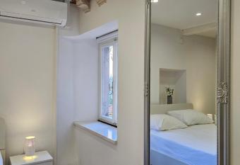 Apartment Zakrjan in Old town Kor  ula allows 18 year olds to book a room