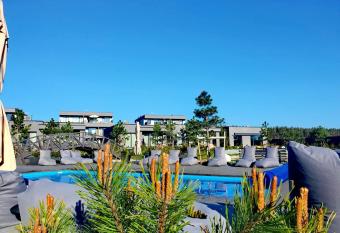 Mano J  ra 2 -Pasaulis , Kunigi  kiai has rooms with a private hot tub