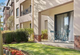 Immaculate 1 Bedroom Luxury Appartment in Fourways has Balcony rooms