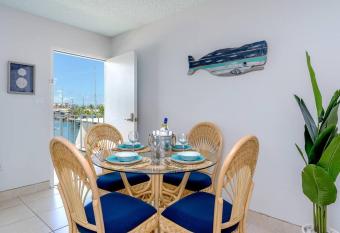 WATER FRONT 1bed/1bath, pool, tiki bar, boat ramp has Balcony rooms