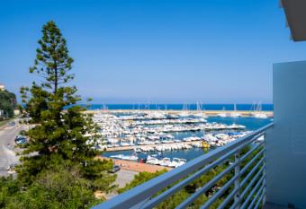 Donna Adriana Rooms allows 18 year olds to book a room