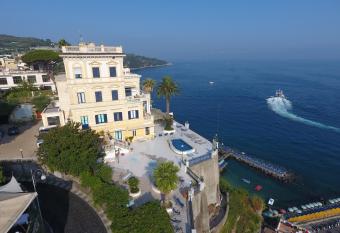 Villa La Terrazza Suites has rooms with a private hot tub