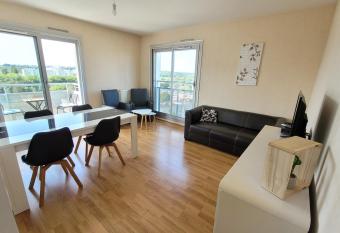 Appartement T5 avec 4 lits doubles has Balcony rooms