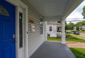 Deluxe Home near Churchhill Downs and University of Louisville has Balcony rooms