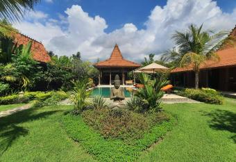 Le Petit Leon has Balcony rooms