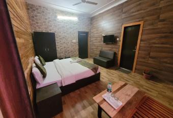 SH SUNSET RESORT has Smoking/Balcony rooms