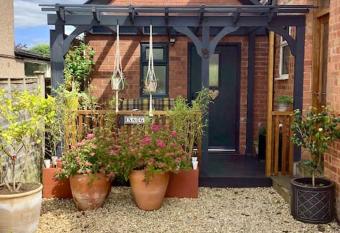 The Snug in Cheltenham, Leckhampton - A Cosy & Unique Space has Balcony rooms