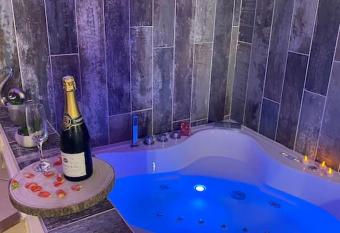 Loveroom auriol, romantique et coquine has rooms with a private hot tub