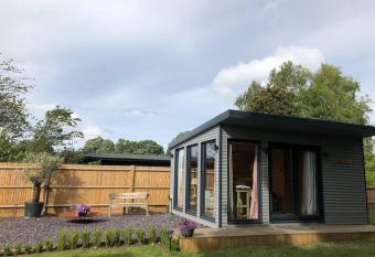 Self Contained Garden Studio with stunning views has Balcony rooms