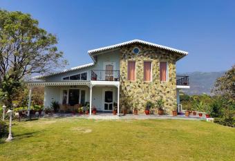 Sunny Stays has Balcony rooms