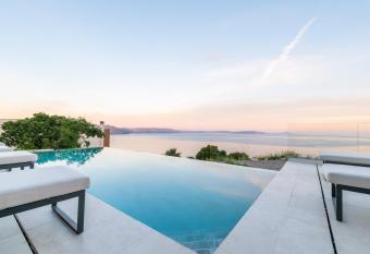 Villa Aristea has rooms with a private hot tub