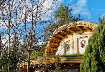 Casuta de lut allows 18 year olds to book a room