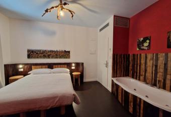 De Novo e d Antico has rooms with a private hot tub