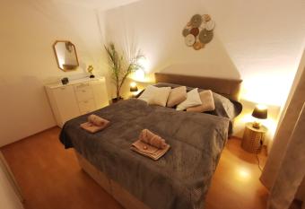 Sch  ne 3-Zimmer Erdgeschosswohnung am Bergpark,Unesco,Therme,Train, Wilhelmsh  her Allee 329 allows 18 year olds to book a room