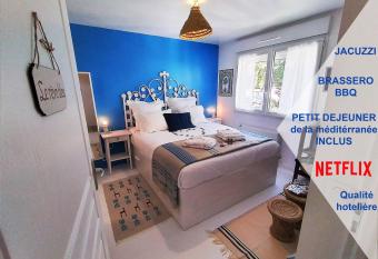 Dream of Mediterranean house, Jacuzzi, BBQ, D  lices ensoleill  s has rooms with a private hot tub