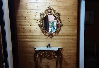 La Caba  a has rooms with a private hot tub