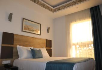 DAR DIAF SAADA allows 18 year olds to book a room