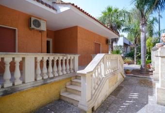 Villetta Lezzi has Balcony rooms