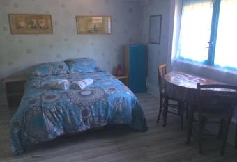 chambre et sanitaires privatifs allows 18 year olds to book a room