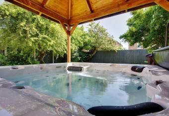 7 Palms Villa has rooms with a private hot tub