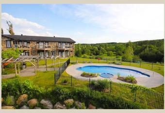 L'escale d'Orford has Balcony rooms