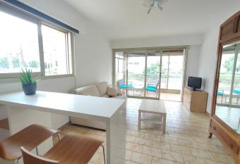 Studio proche plage allows 18 year olds to book a room