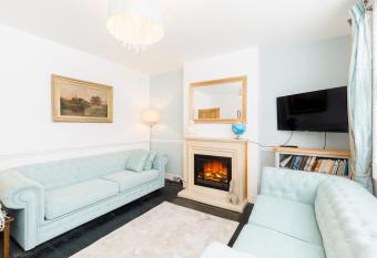 Shakespeare House Town Centre FREE Parking allows 18 year olds to book a room