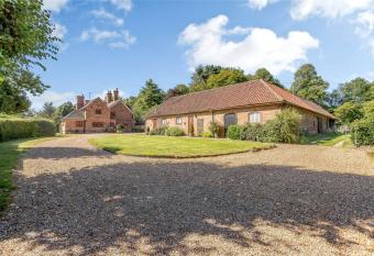 Holly Lodge Country Guest House has Balcony rooms