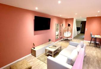 NG SuiteHome Potennerie CosyHouse Baln  o I Netflix allows 18 year olds to book a room