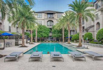 1 King Bedroom Apartment near Med Center & NRG 4K TVs, Fast Wifi & Luxury Pool has Balcony rooms