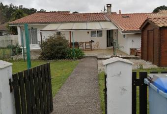 La maison du Barbot Maison 6 couchages has Balcony rooms