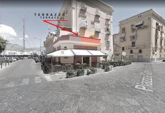 Casa Gioia - casa con terrazzo nel centro storico has Balcony rooms