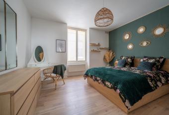 LA PETITE R  MOISE allows 18 year olds to book a room