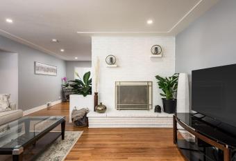 BOHO Bungalow- Shuffleboard, Cornhole, 10min from Den has Balcony rooms