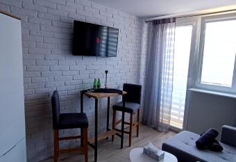 Black Sails z Parkingiem allows 18 year olds to book a room